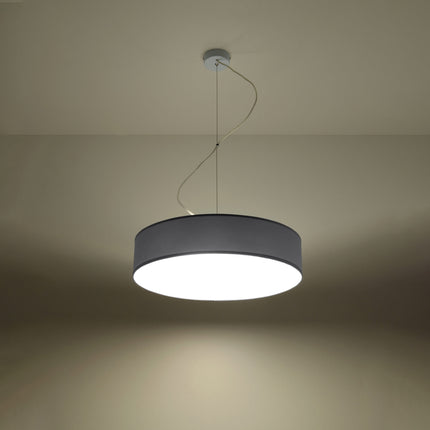 Suspension Arène 45 grise dans un salon contemporain