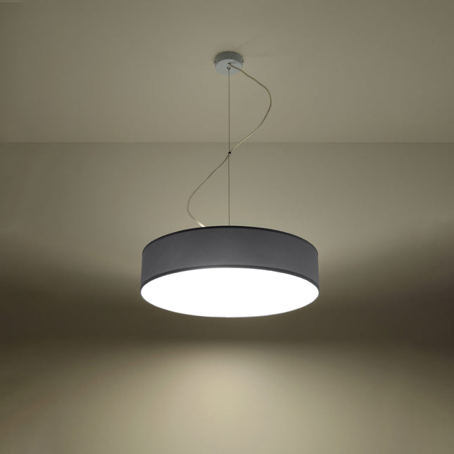 Suspension Arène 45 grise dans un salon contemporain