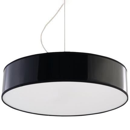 Suspension Arène 45 noire en PVC sur fond neutre