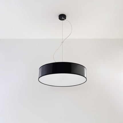 Suspension Arène 45 noire au-dessus d'une table de salle à manger