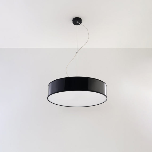 Suspension Arène 45 noire au-dessus d'une table de salle à manger
