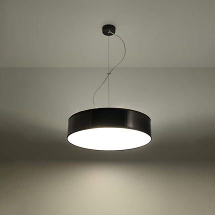 Suspension Arène 45 noire dans un salon contemporain