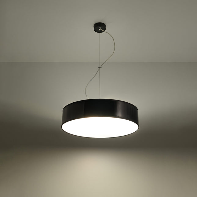 Suspension Arène 45 noire dans un salon contemporain
