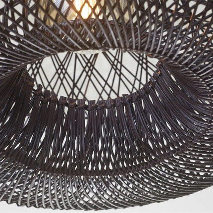 Vue rapprochée de l'intérieur tressé de la suspension Arizona avec ampoule allumée en son centre