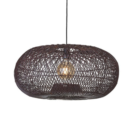 Suspension Arizona en bambou tressé bordeaux ovale sur fond blanc, ampoule E27 allumée