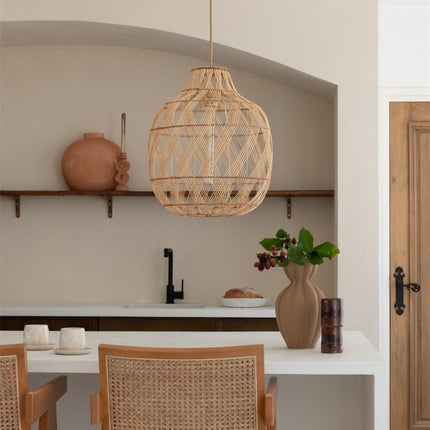 Suspension Arizona bambou tressé naturel 70 cm au-dessus d'un îlot de cuisine dans un intérieur japandi