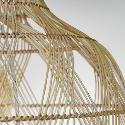 Gros plan sur le tressage artisanal des fibres de bambou de la suspension Arizona et sa structure en fer