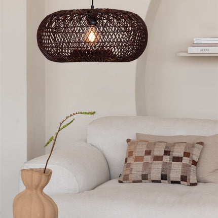 Suspension Arizona en bambou tressé naturel et brun, suspendue au-dessus d'une étagère en bois dans un intérieur chaleureux.