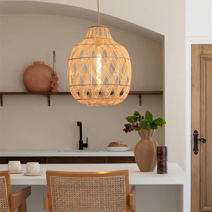 Suspension Arizona en bambou tressé naturel 70 cm éclairant une salle à manger au style bohème
