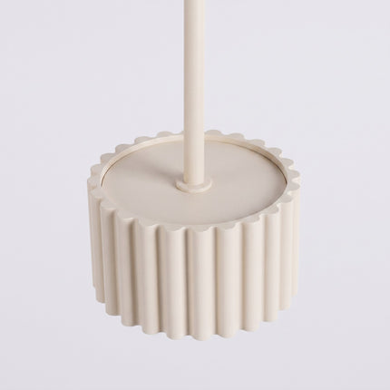 Suspension Aura beige, vue sur fond coloré
