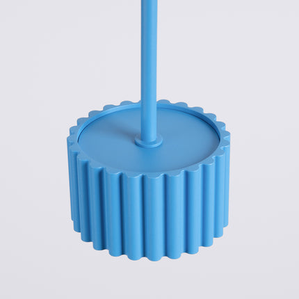 Suspension Aura bleu azur, vue sur fond coloré
