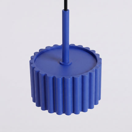 Suspension Aura bleu outremer, vue sur fond coloré