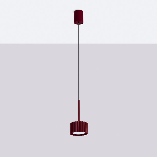 Suspension Aura Aluminium Cannelé Bordeaux (GX53), vue en situation