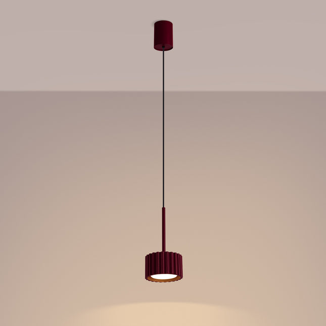 Suspension Aura Aluminium Cannelé Bordeaux (GX53), lumière allumée