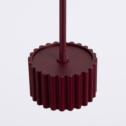 Suspension Aura Aluminium Cannelé Bordeaux (GX53), vue sur fond coloré