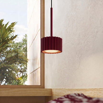 Suspension Aura Aluminium Cannelé Bordeaux (GX53), mise en situation 3