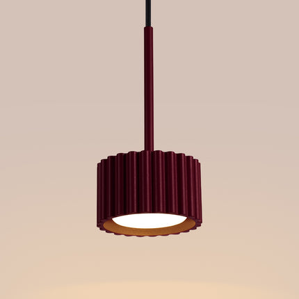 Suspension Aura Aluminium Cannelé Bordeaux (GX53), packshot de trois quarts