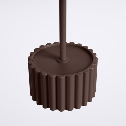 Suspension Aura brun chocolat, vue sur fond coloré