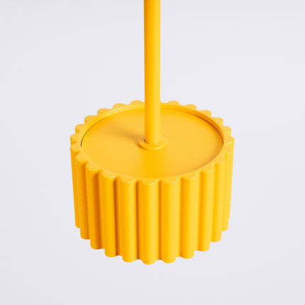 Suspension Aura jaune ambré, vue sur fond coloré