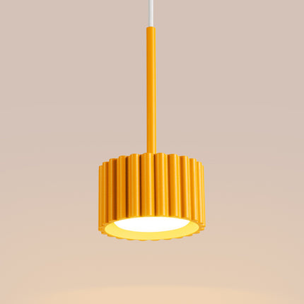 Suspension Aura jaune ambré, packshot de trois quarts