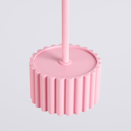 Suspension Aura rose poudré, vue sur fond coloré