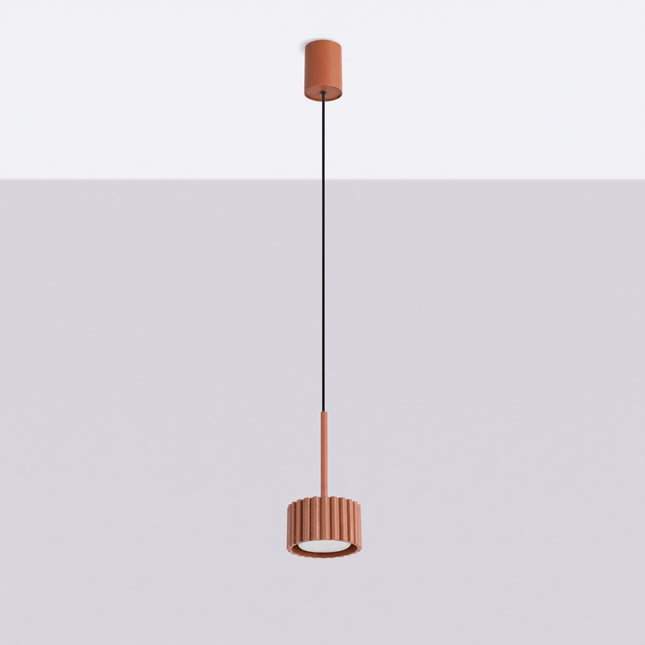 Suspension Aura rouge ocre, vue en situation