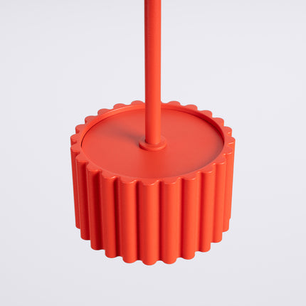 Suspension Aura rouge vif, vue sur fond coloré