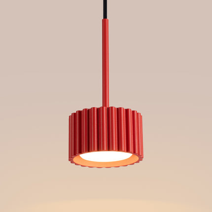 Suspension Aura rouge vif, packshot de trois quarts