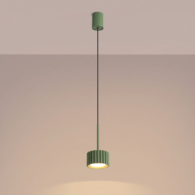 Suspension Aura Aluminium Cannelé Vert Olive (GX53), lumière allumée