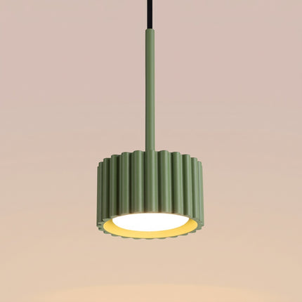 Suspension Aura Aluminium Cannelé Vert Olive (GX53), packshot de trois quarts