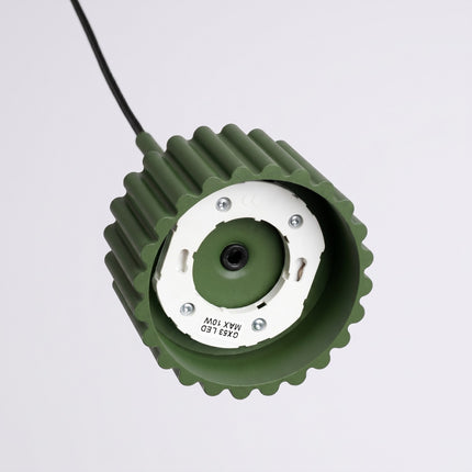 Suspension Aura Aluminium Cannelé Vert Olive (GX53), détail de la finition