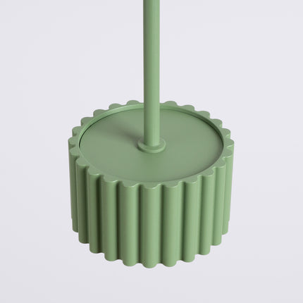 Suspension Aura vert sauge, vue sur fond coloré