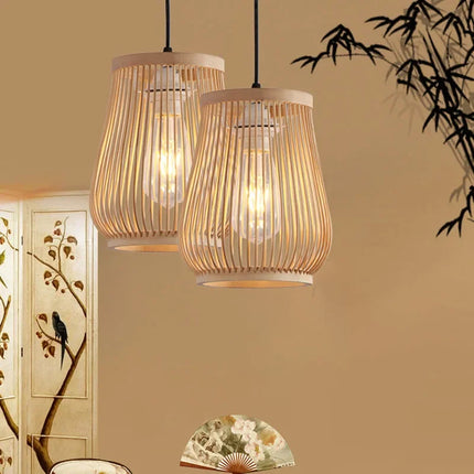 Suspension en bambou tressé de style chinois au-dessus d'une table de salon