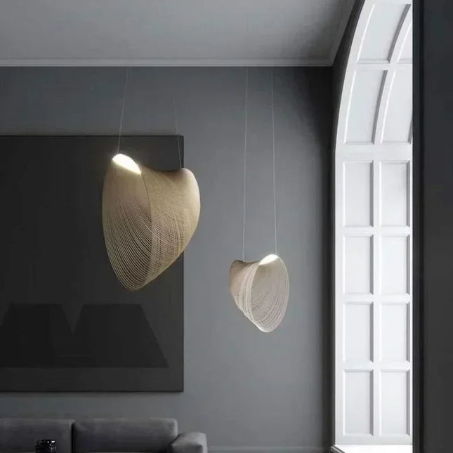Suspension en bambou avec éclairage LED dimmable, offrant une lumière douce pour un salon ou une chambre.