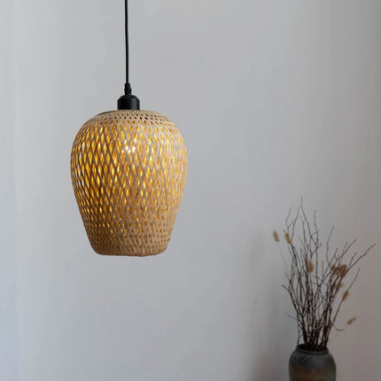 Suspension en bambou naturel dans un salon moderne