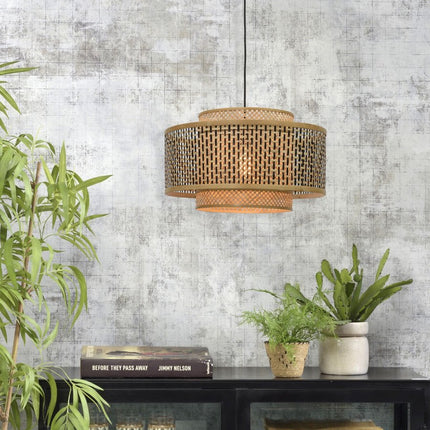 Suspension en bambou tressé dans un salon au style scandinave, avec plantes et objets décoratifs