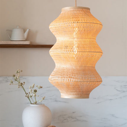Détail du tressage en bambou naturel de la suspension Barbados, motif chevron dense et texture artisanale.