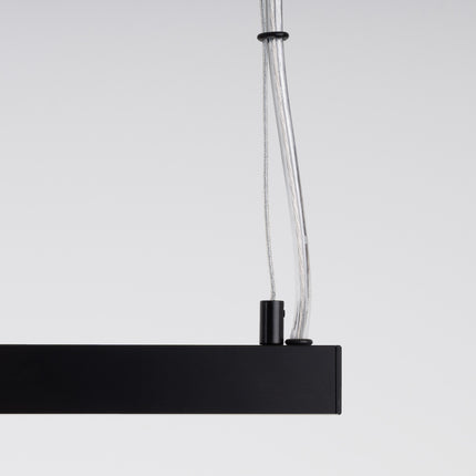 Suspension Barre Fine noire allumée vue en angle, fine barre linéaire suspendue