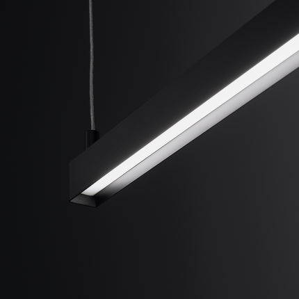 Détail de la barre noire et de la face lumineuse de la Suspension Barre Fine 120 cm
