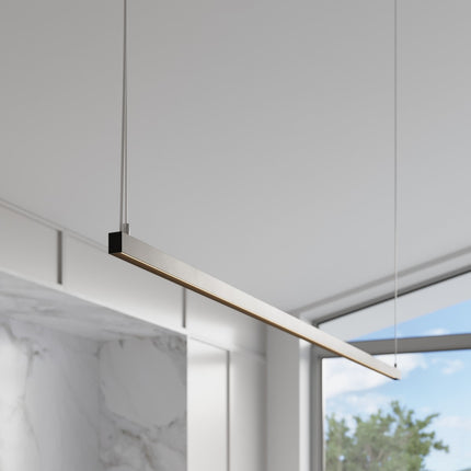 Suspension Barre Fine noire allumée au-dessus d'une table dans un intérieur marbre