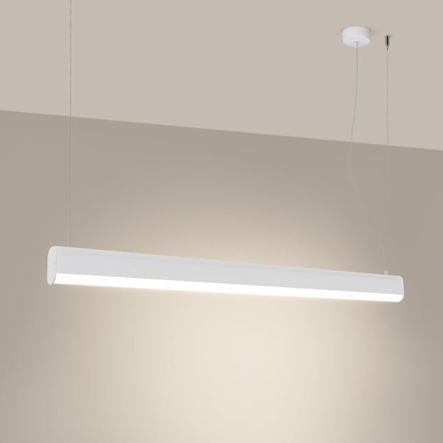 Suspension barre linéaire blanche allumée diffusant une lumière chaude et homogène