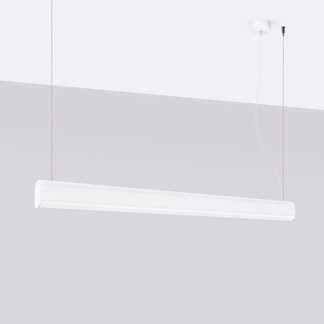 Suspension barre linéaire blanche éteinte devant un mur clair, design minimaliste