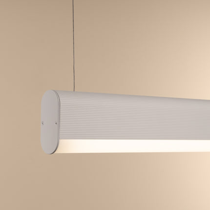 Gros plan de l'embout arrondi et de la face lumineuse de la suspension barre blanche