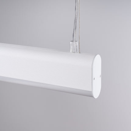 Détail de l'extrémité blanche et de la fixation par câble de la suspension barre linéaire