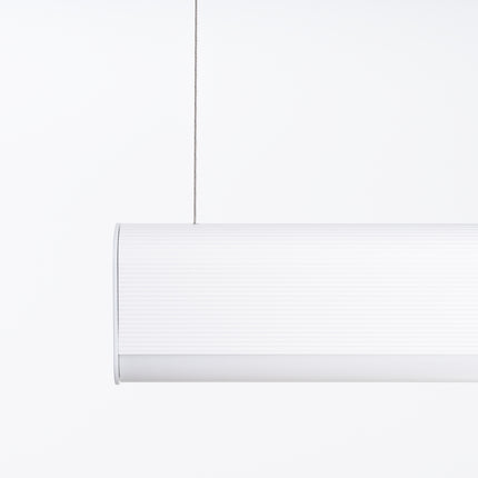 Détail de la surface striée en aluminium blanc de la suspension barre linéaire
