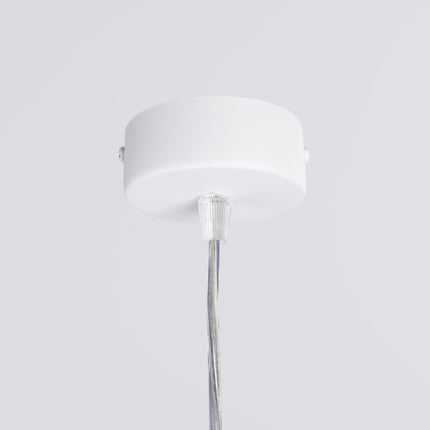 Rosace ronde blanche au plafond et câble de suspension de la barre linéaire