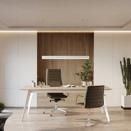 Suspension barre linéaire blanche allumée au-dessus d'un bureau dans un intérieur contemporain