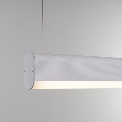 Gros plan de l'embout arrondi et de la face lumineuse de la suspension barre blanche