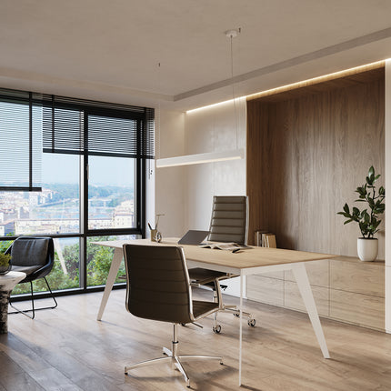 Suspension barre linéaire blanche dans un bureau lumineux face à une grande baie vitrée