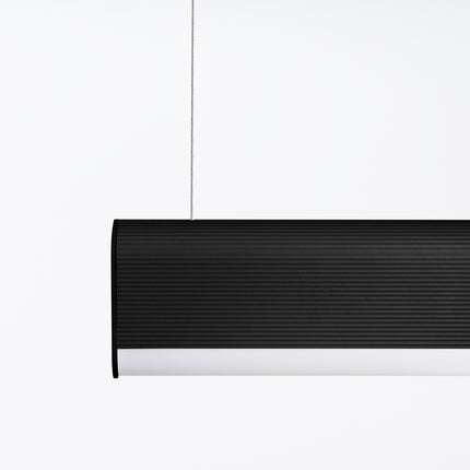 Détail de la surface striée en aluminium noir de la suspension barre linéaire